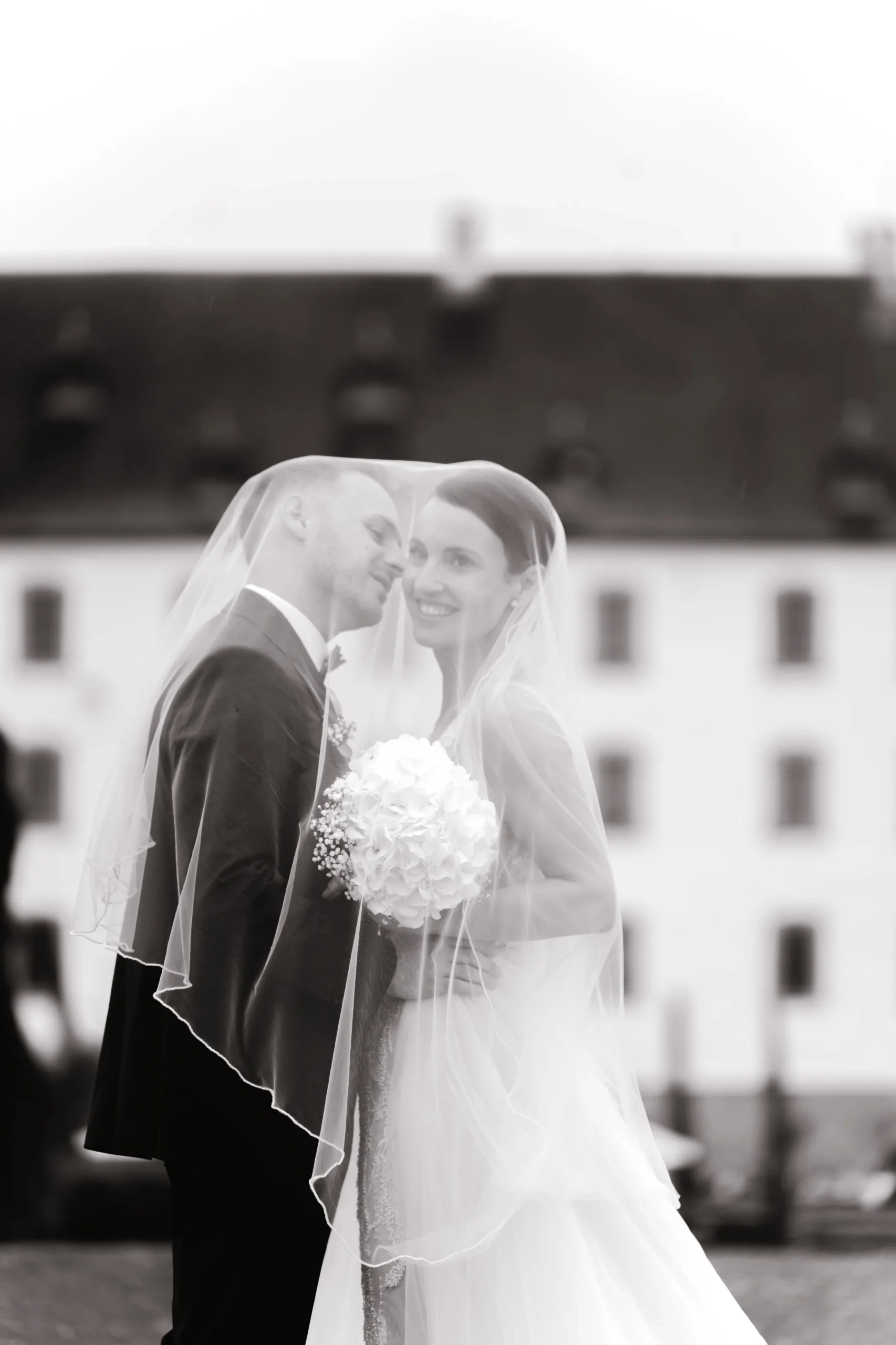 Brautpaarshooting am Schloss, festgehalten von Hochzeitsfotograf Tom aus Bochum, mit romantischer Kulisse und stilvollen Momenten