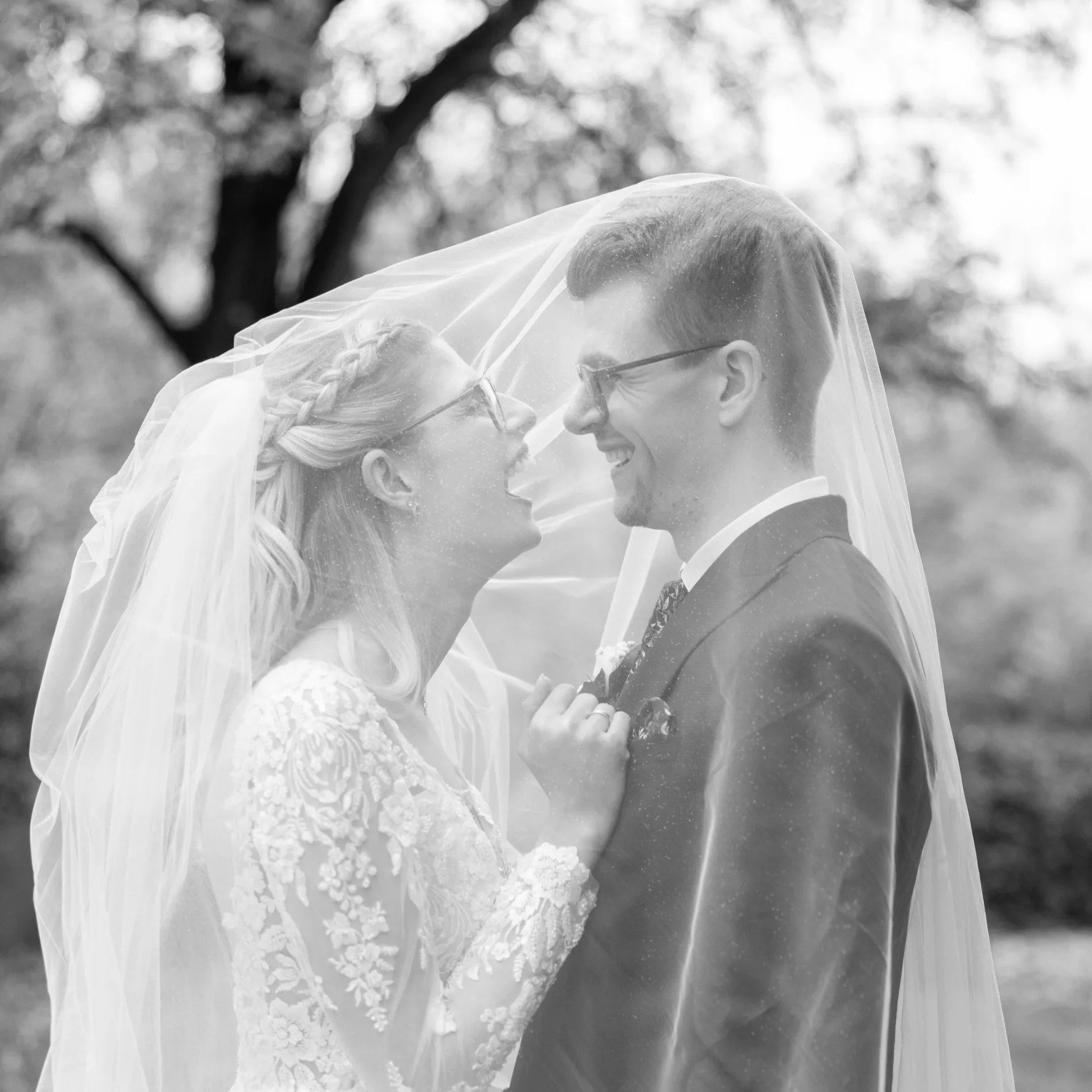 Brautpaarshooting unter dem Schleier, fotografiert von Hochzeitsfotograf Tom aus Bochum von weddingpicture