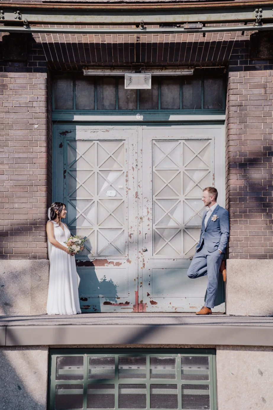 Erlebe ein einzigartiges Brautpaarshooting in Bochum! Mit Hochzeitsfotograf Tom aus Bochum von weddingpicture entstehen stilvolle und authentische Posen für unvergessliche Hochzeitsfotos.