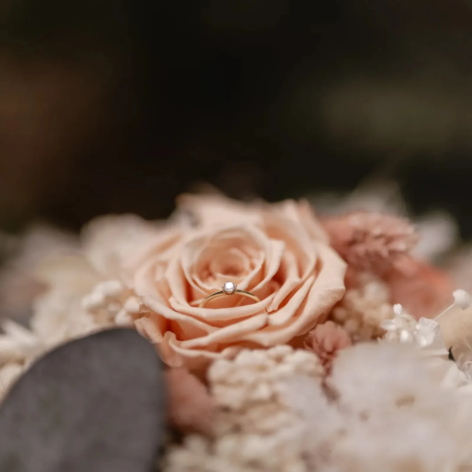 Detailaufnahme von einer Hochzeit in Bochum, festgehalten von Hochzeitsfotograf Tom aus Bochum, mit Fokus auf die liebevollen Details des Tages