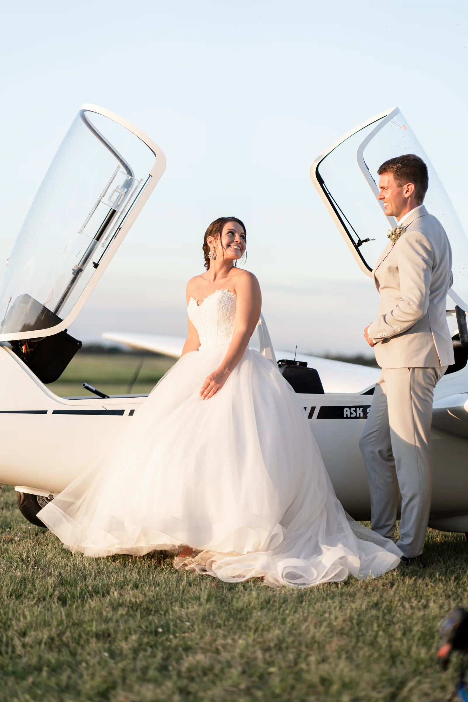 Hochzeitsfotograf - Brautpaar auf dem Flugplatz vor einem Segelflugzeug – Hochzeitsfotograf Tom