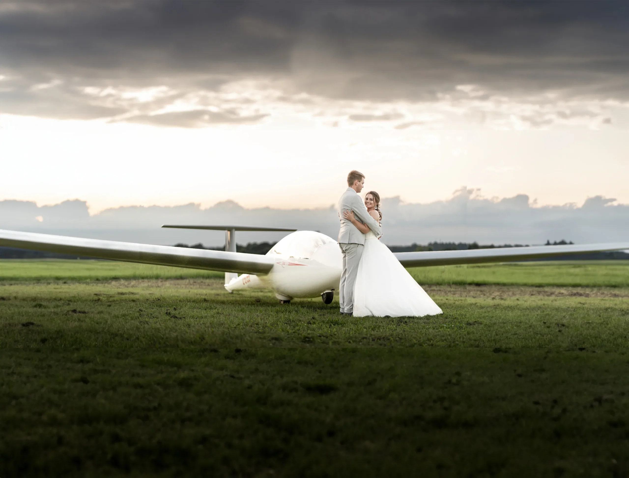 Hochzeitsfotograf Dortmund – Brautpaar auf dem Flugplatz, eingefangen in authentischen Bildern, die die besondere Atmosphäre dieses einzigartigen Moments zeigen.