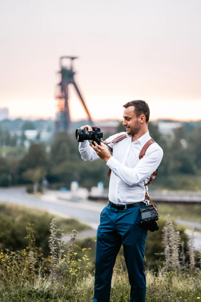 Hochzeitsfotograf Tom Hartmann von weddingpicture aus Bochum, spezialisiert auf authentische und emotionale Hochzeitsfotografie, die die besonderen Momente des großen Tages einfängt – im Ruhrgebiet mit Zeche im Hintergrund.