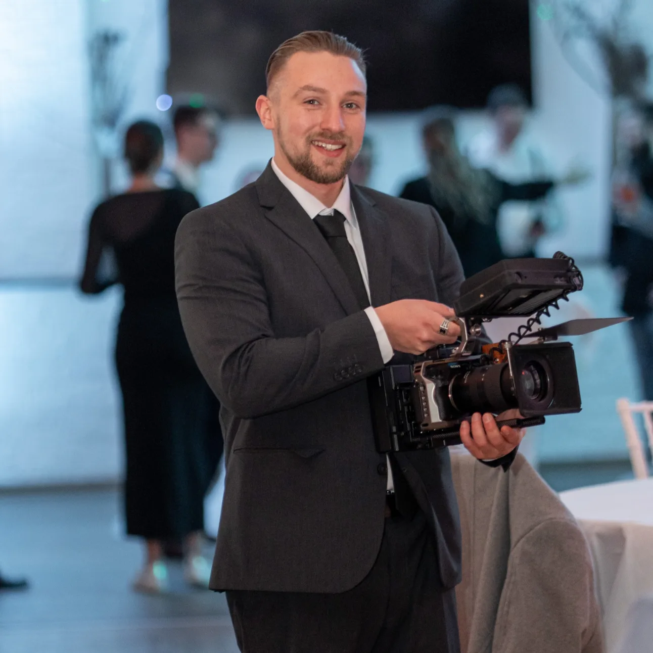 Hochzeitsvideograf David aus Bochum während der Aufnahme einer Hochzeit, begleitet von Hochzeitsfotograf Tom aus Bochum, für authentische und emotionale Erinnerungen