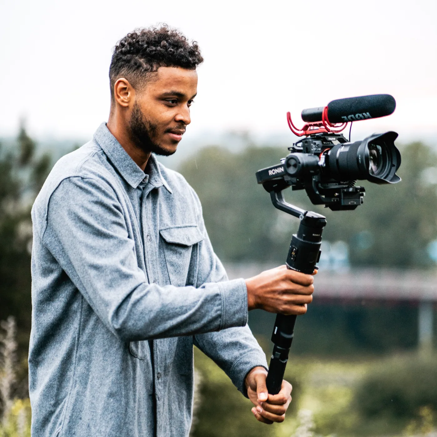 Videograf Josh aus Bochum während der Hochzeitsaufnahme – professionell und kreativ.