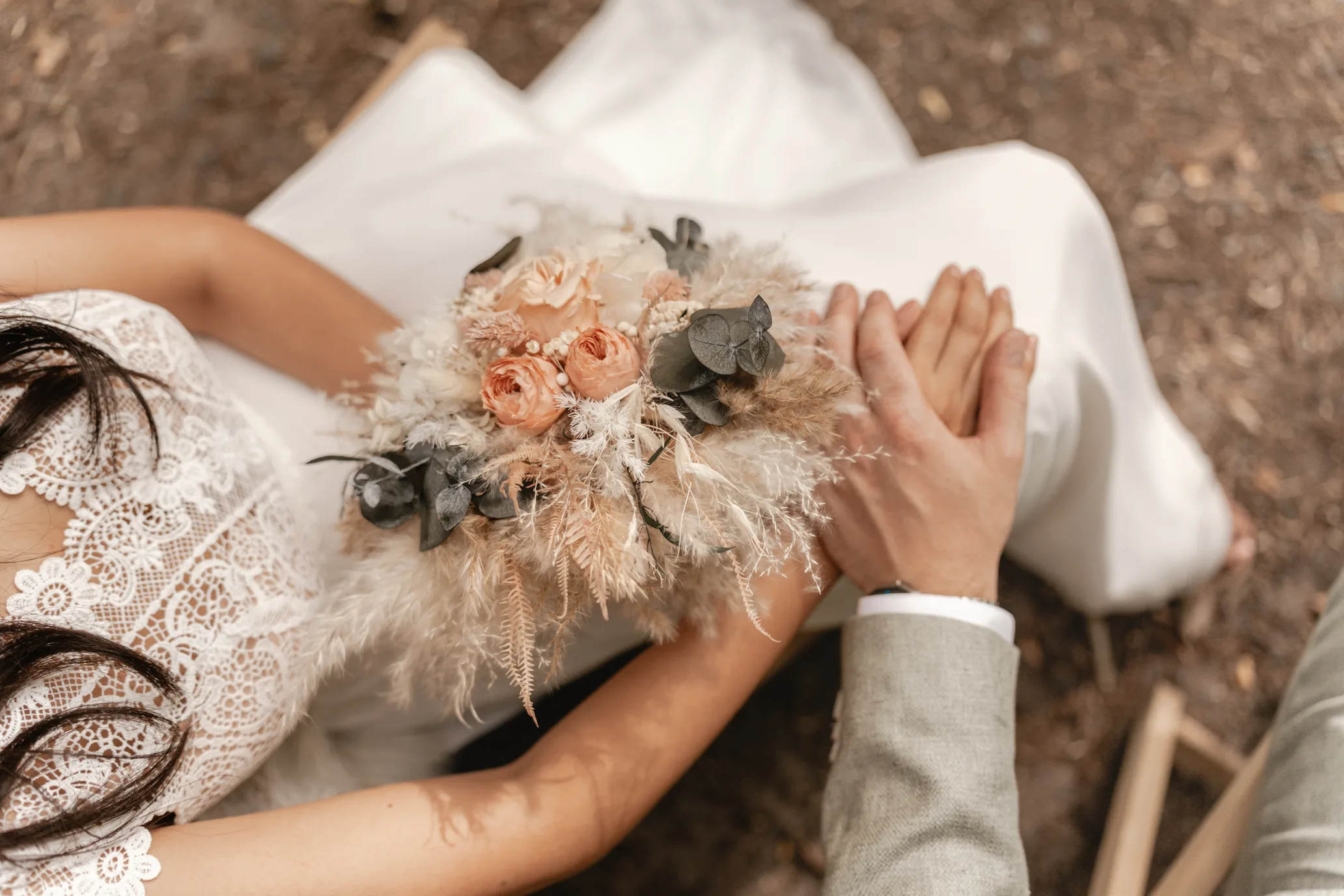 BOHO Detailaufnahme vom Brautstrauß und Händchen halten während Zeremonie in Bochum, aufgenommen von Hochzeitsfotograf Tom aus Bochum