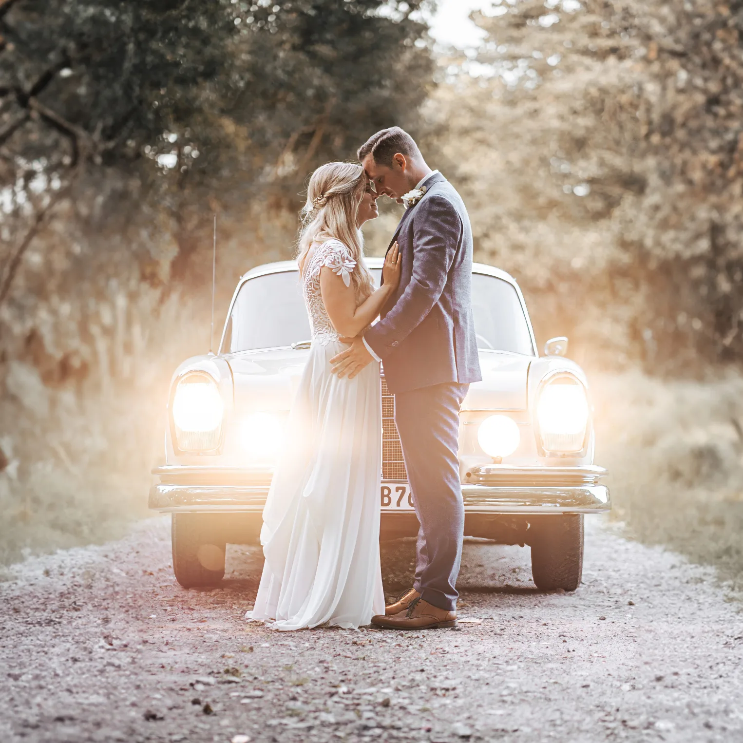 Brautpaarshooting mit Oldtimer im Hintergrund, festgehalten von Hochzeitsfotograf Tom Hartmann aus Bochum, mit einer stilvollen, nostalgischen Atmosphäre