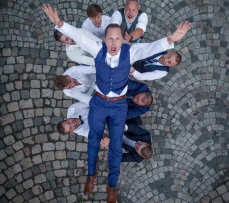 Bräutigam fliegt aufgenommen durch Hochzeitsfotograf Tom