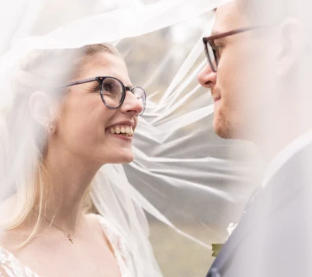Brautpaarshooting mit Schleier aufgenommen von Hochzeitsfotograf Tom von weddingpicture