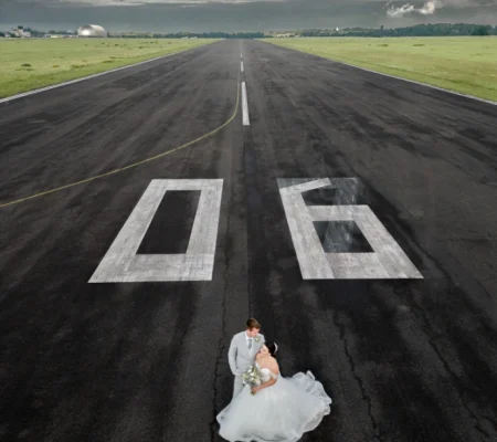 Brautpaarshooting auf einem Flugplatz fotografiert von Hochzeitsfotograf Tom