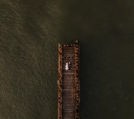 Brautpaarshooting auf einem Steg aufgenommen von Hochzeitsfotograf Tom