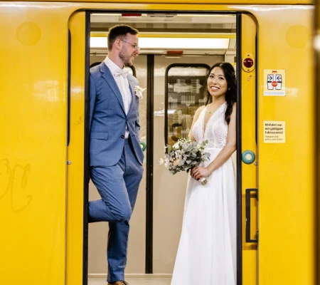 Brautpaarshooting in der U-Bahn, Paar steht im Türrahmen – Hochzeitsfotograf Tom von weddingpicture