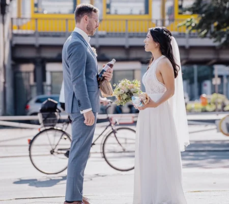 Brautpaarshooting vor der U-Bahn in Bochum – Hochzeitsfotograf Tom von weddingpicture