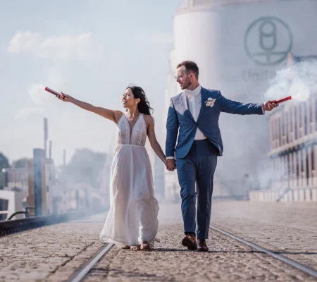 Brautpaar mit Rauchbomben – Hochzeitsfotograf Tom von weddingpicture