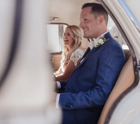 Hochzeitspaar im Auto – Hochzeitsfotograf Tom von weddingpicture